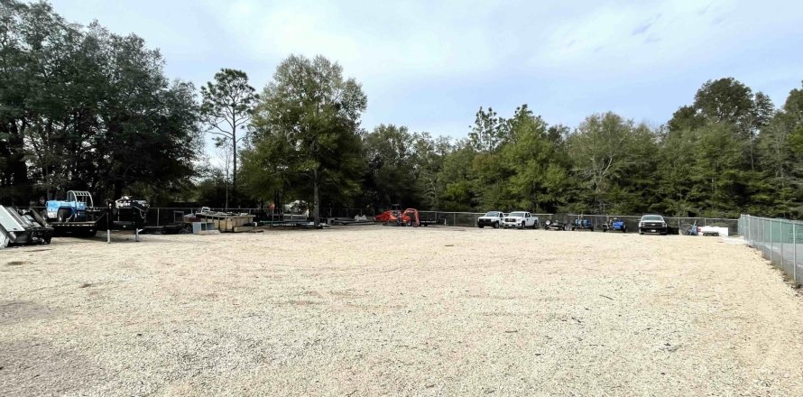 Commercial property in Holt, Florida 2972.87 sq.m. № 559465