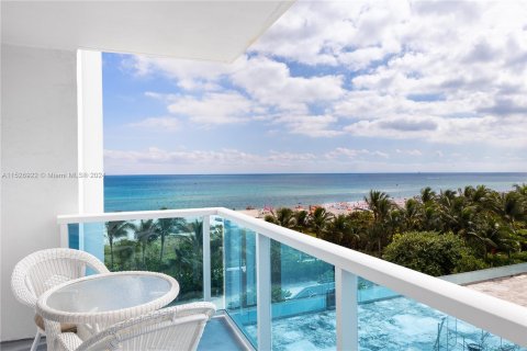 Condo in Miami Beach, Florida, 2 bedrooms  № 991041 - photo 1