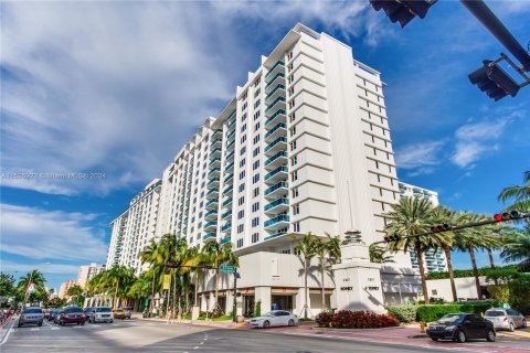 Condo in Miami Beach, Florida, 2 bedrooms  № 991041 - photo 23