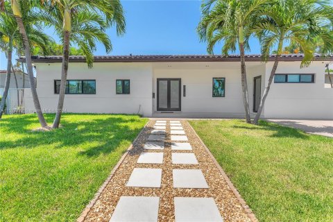 House in Miami, Florida 3 bedrooms № 991007 - photo 2