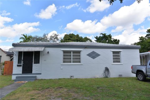 House in Miami Springs, Florida 3 bedrooms, 140.65 sq.m. № 989053 - photo 1