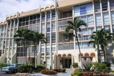 Condominio en venta en Hallandale Beach, Florida, 1 dormitorio, 76.18 m2 № 1187393 - foto 1