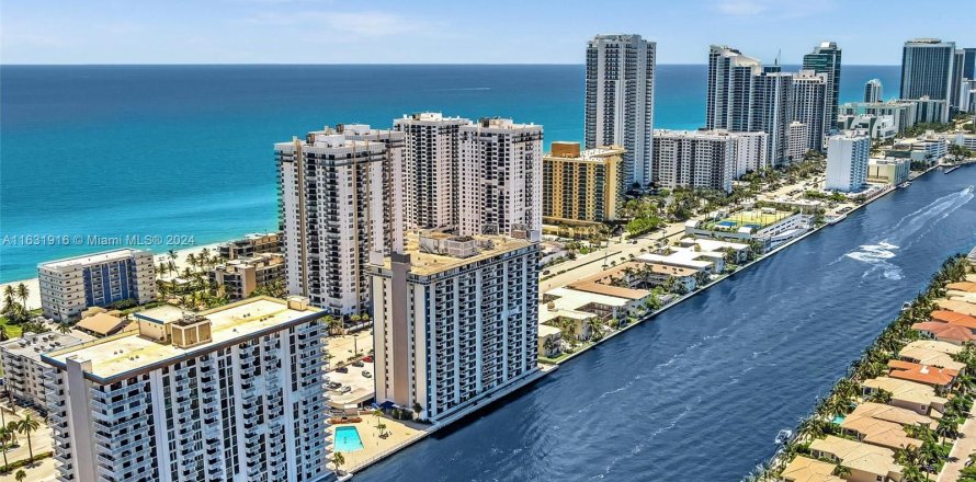 Condominio en Hollywood, Florida, 2 dormitorios  № 1293035