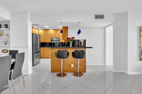 Condo in Hollywood, Florida, 2 bedrooms  № 1293035 - photo 6