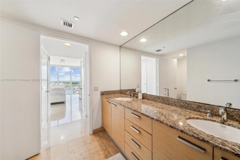 Copropriété à louer à Hallandale Beach, Floride: 3 chambres, 145.95 m2 № 1320587 - photo 17