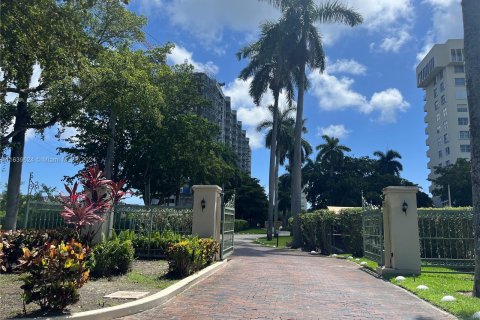 Condo in Miami, Florida, 2 bedrooms  № 1320585 - photo 24