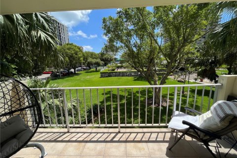 Condo in Miami, Florida, 2 bedrooms  № 1320585 - photo 1