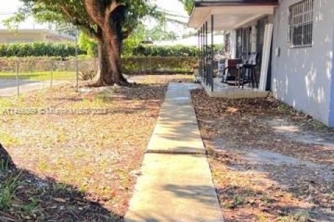 Commercial property in Opa-locka, Florida 161 sq.m. № 730169 - photo 9