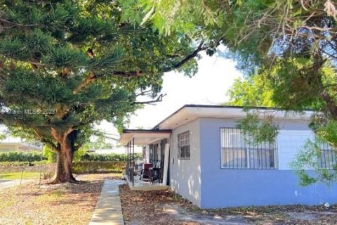 Commercial property in Opa-locka, Florida 161 sq.m. № 730169 - photo 1