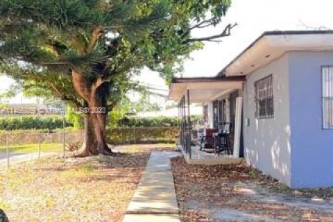 Commercial property in Opa-locka, Florida 161 sq.m. № 730169 - photo 2