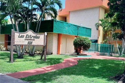 Condominio en venta en Hialeah, Florida, 2 dormitorios, 71.53 m2 № 958534 - foto 1