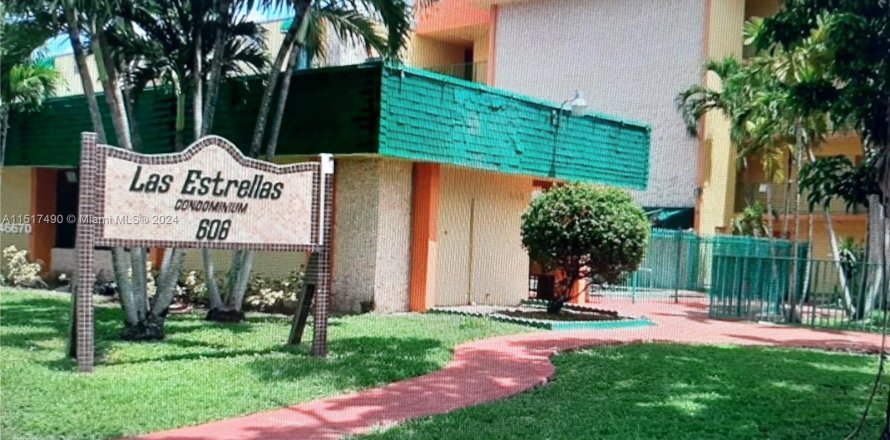 Condominio en Hialeah, Florida, 2 dormitorios  № 958534