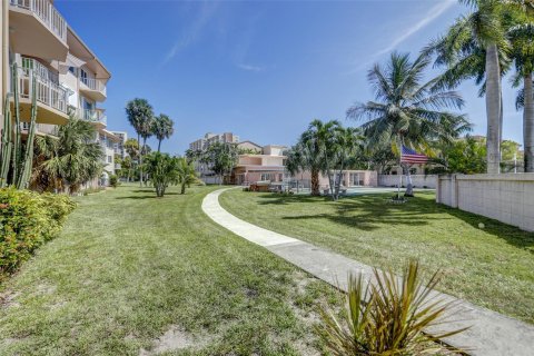 Condominio en venta en Lauderdale-by-the-Sea, Florida, 1 dormitorio, 56.67 m2 № 950167 - foto 1
