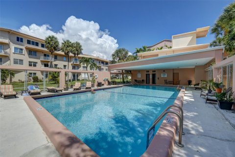 Condominio en venta en Lauderdale-by-the-Sea, Florida, 1 dormitorio, 56.67 m2 № 950167 - foto 9