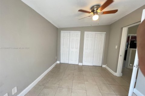 Casa en venta en West Park, Florida, 4 dormitorios, 139.17 m2 № 1132619 - foto 4