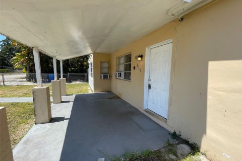 House in West Park, Florida 4 bedrooms, 139.17 sq.m. № 1132619 - photo 13