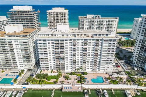 Condo in Miami Beach, Florida, 2 bedrooms  № 1431564 - photo 21