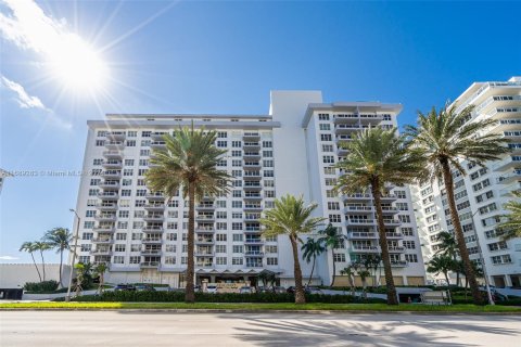 Condo in Miami Beach, Florida, 2 bedrooms  № 1431564 - photo 23