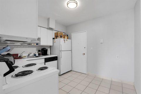 Condo in Miami Beach, Florida, 2 bedrooms  № 1431564 - photo 14