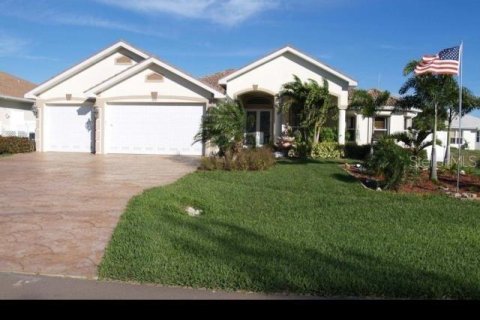 House in Cape Coral, Florida 3 bedrooms, 214.98 sq.m. № 1369635 - photo 2