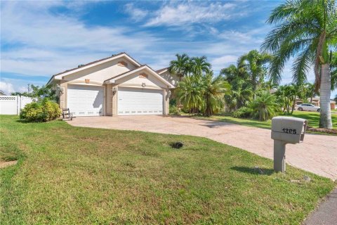 House in Cape Coral, Florida 3 bedrooms, 214.98 sq.m. № 1369635 - photo 3