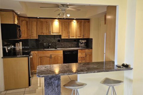 Condo in Sunny Isles Beach, Florida, 2 bedrooms  № 1135271 - photo 2