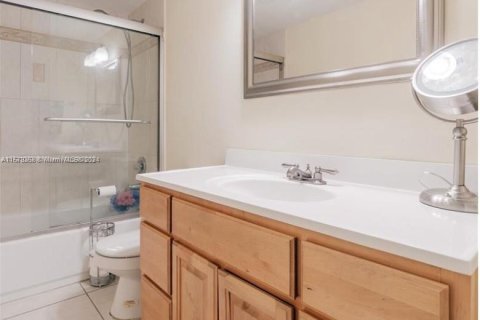 Condo in Sunny Isles Beach, Florida, 2 bedrooms  № 1135271 - photo 21