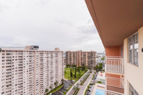 Copropriété à vendre à Sunny Isles Beach, Floride: 2 chambres, 100.98 m2 № 1135271 - photo 17