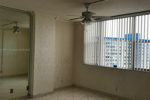 Condo in Hollywood, Florida, 2 bedrooms  № 1318919 - photo 7