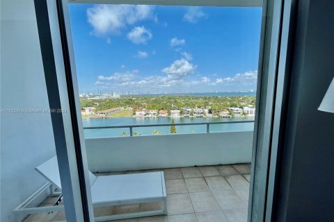 Condo in Miami Beach, Florida, 2 bedrooms  № 1293335 - photo 17