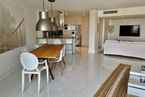 Condo in Miami Beach, Florida, 2 bedrooms  № 1293335 - photo 11