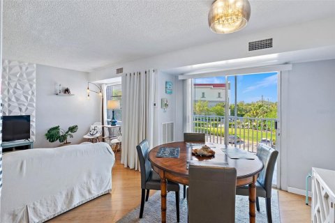 Condo in Saint Petersburg, Florida, 2 bedrooms  № 1361061 - photo 7