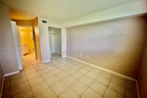 Condo in North Miami, Florida, 3 bedrooms  № 1294742 - photo 23