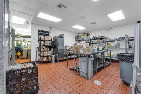 Propiedad comercial en venta en Hialeah, Florida № 1294815 - foto 6