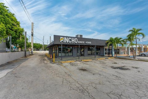 Propiedad comercial en venta en Hialeah, Florida № 1294815 - foto 3