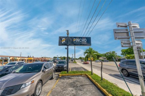 Propiedad comercial en venta en Hialeah, Florida № 1294815 - foto 25