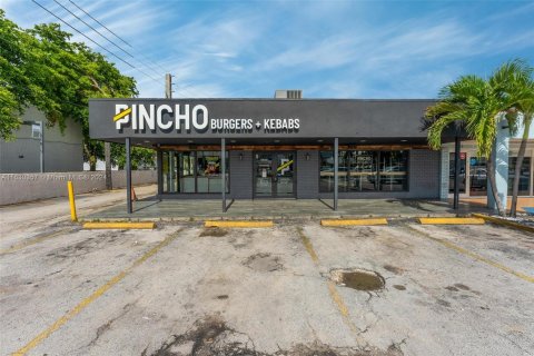 Propiedad comercial en venta en Hialeah, Florida № 1294815 - foto 2