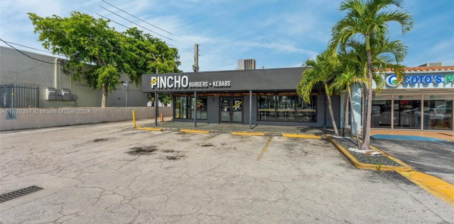 Propiedad comercial en Hialeah, Florida № 1294815