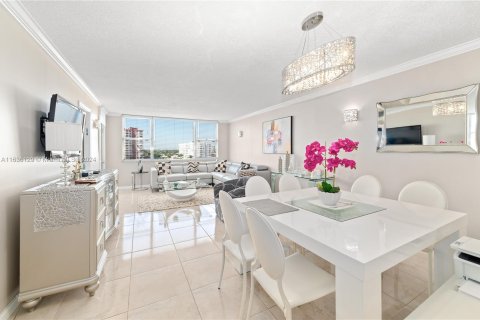 Condo in Hallandale Beach, Florida, 1 bedroom  № 1306047 - photo 1