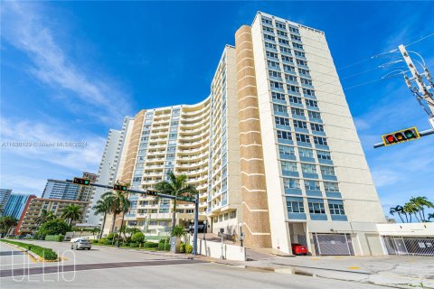 Condo in Hallandale Beach, Florida, 1 bedroom  № 1306047 - photo 19