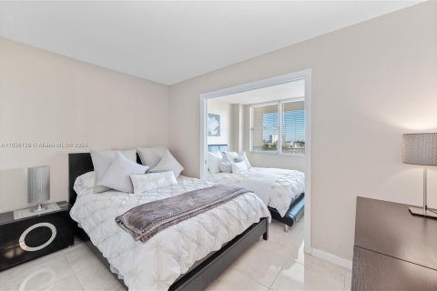 Condominio en venta en Hallandale Beach, Florida, 1 dormitorio, 68.56 m2 № 1306047 - foto 11