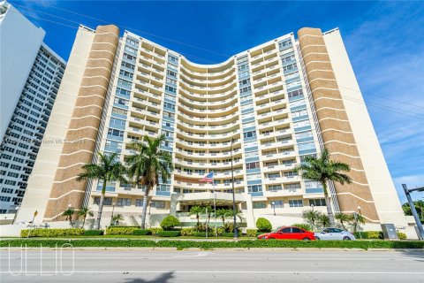 Condo in Hallandale Beach, Florida, 1 bedroom  № 1306047 - photo 20