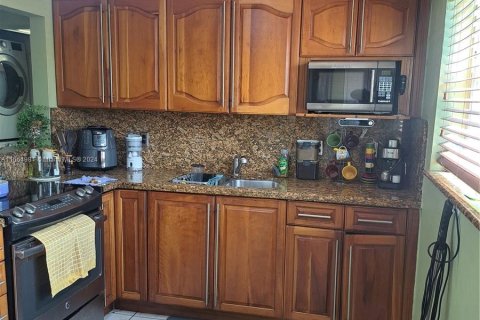 Condo in North Miami, Florida, 2 bedrooms  № 1377275 - photo 7