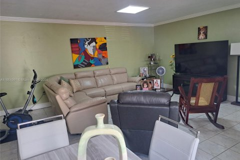 Condo in North Miami, Florida, 2 bedrooms  № 1377275 - photo 4