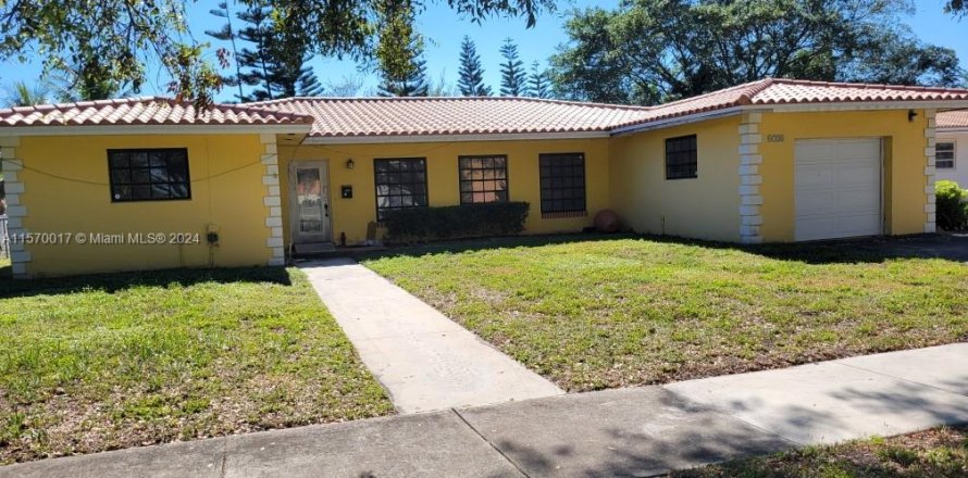 House in Miami Lakes, Florida 4 bedrooms, 180.23 sq.m. № 1140587