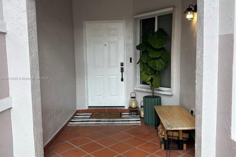 Townhouse in Miami, Florida 3 bedrooms, 156.08 sq.m. № 1140631 - photo 1