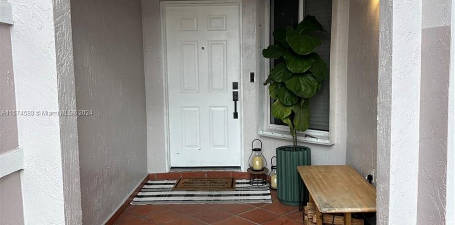 Townhouse in Miami, Florida 3 bedrooms, 156.08 sq.m. № 1140631