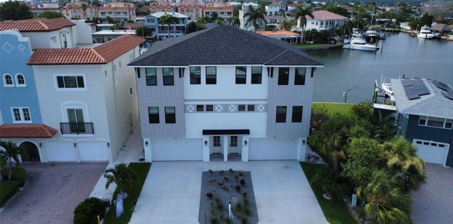 Casa en Redington Shores, Florida 4 dormitorios, 169.08 m2 № 1385102