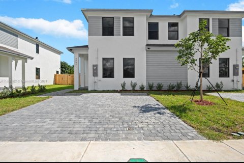 Adosado en venta en Miami, Florida, 4 dormitorios № 1429981 - foto 2