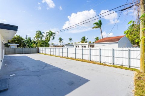 House in Miami, Florida 4 bedrooms, 247.96 sq.m. № 1423938 - photo 28